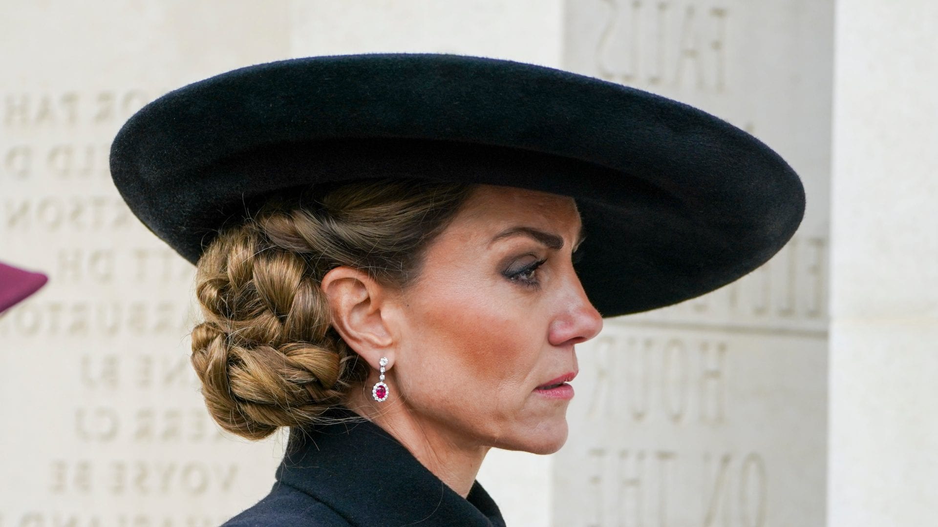 Kate Middleton alla cerimonia per i caduti in guerra: il messaggio nascosto negli orecchini