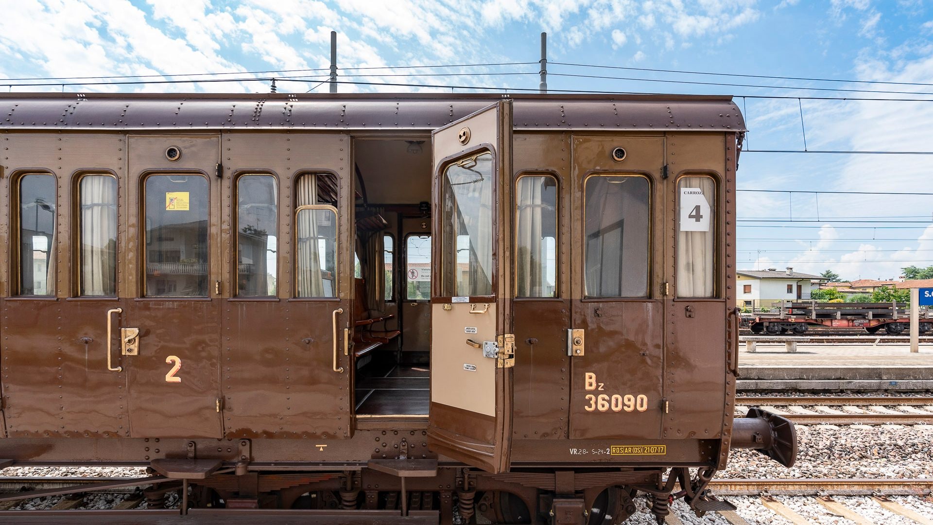 In Italia c'è un treno anni Trenta diretto ai mercatini di Natale: quando parte e quanto costa