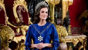 Letizia di Spagna incanta con la tiara di perle e diamanti