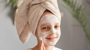 Skincare per bambini con baby modelle nello spot, Shay Mitchell nella polemica