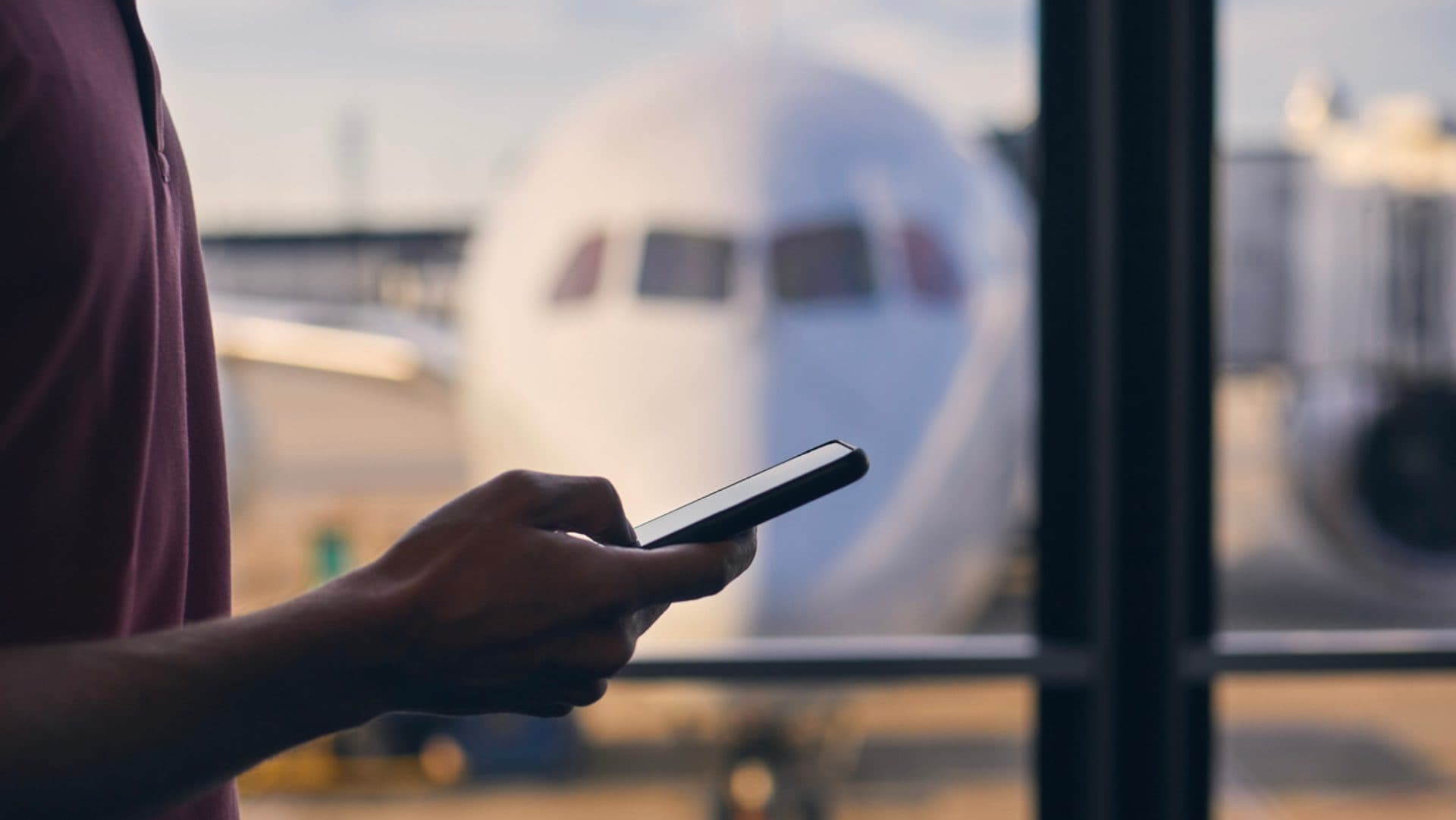 Smartphone e dispositivi elettronici in aeroporto: la nuova regola per superare i controlli di sicurezza