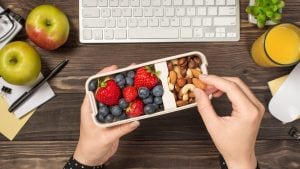 Gli spuntini sani e veloci da fare a lavoro, la nutrizionista: "Saltare il pasto è controproducente"