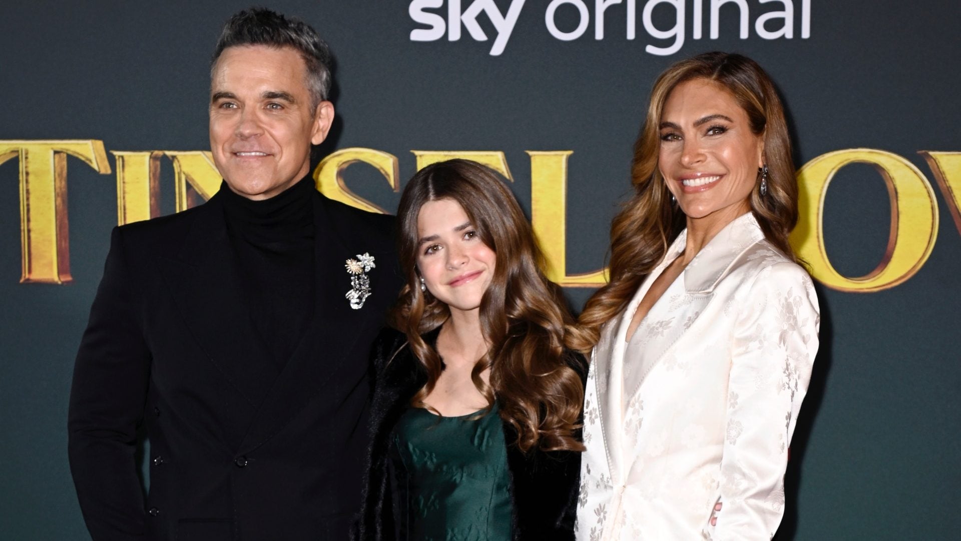La figlia di Robbie Williams debutta sul red carpet: Teddy è icona fashion con le Mary Jane griffate