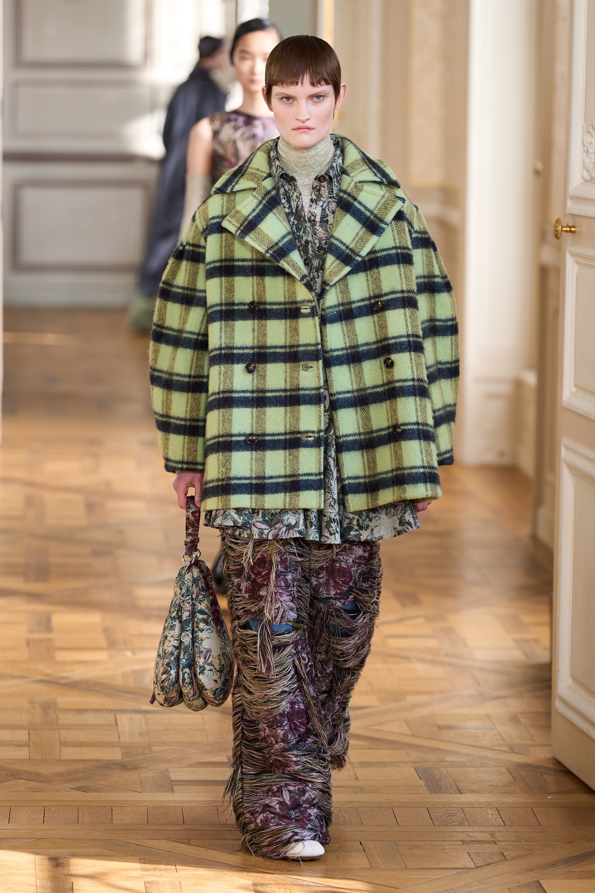 Ganni abbina il cappotto a quadri con una maxi camicia floreale