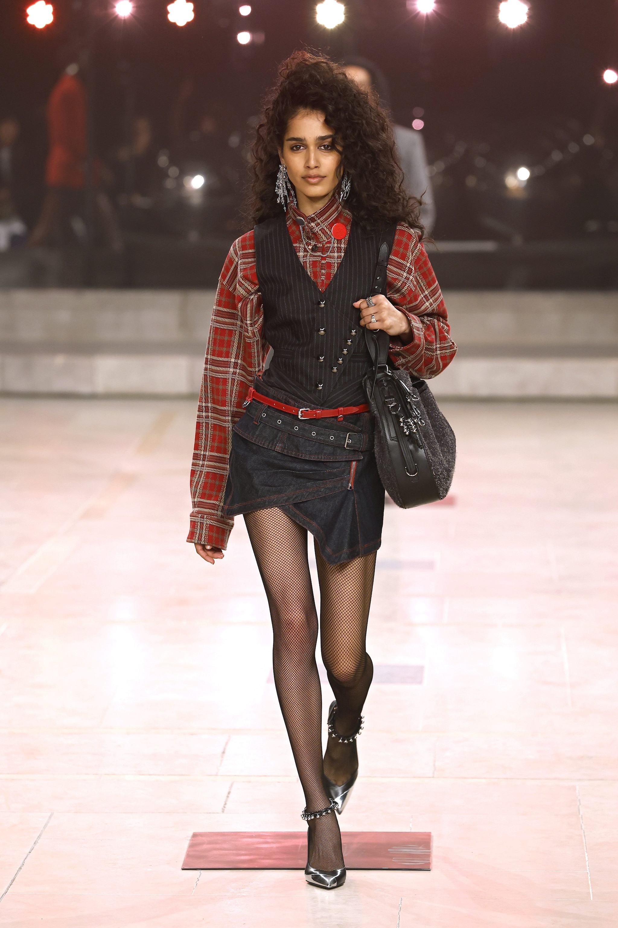 Un look Isabel Marant con gilet gessato e camicia tartan