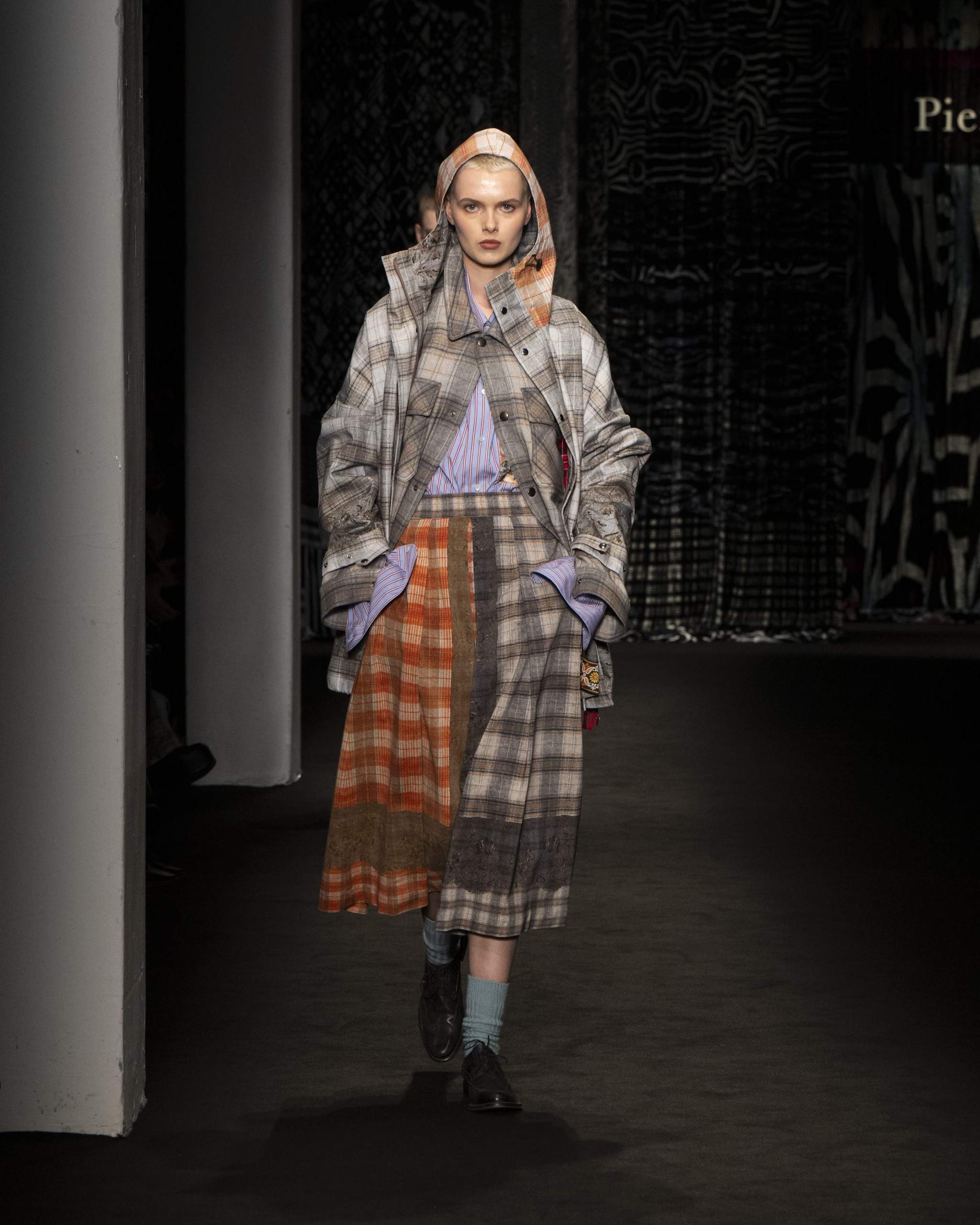 Un outfit Pierre–Louis Mascia con capi a quadri abbinati a camicia a righe