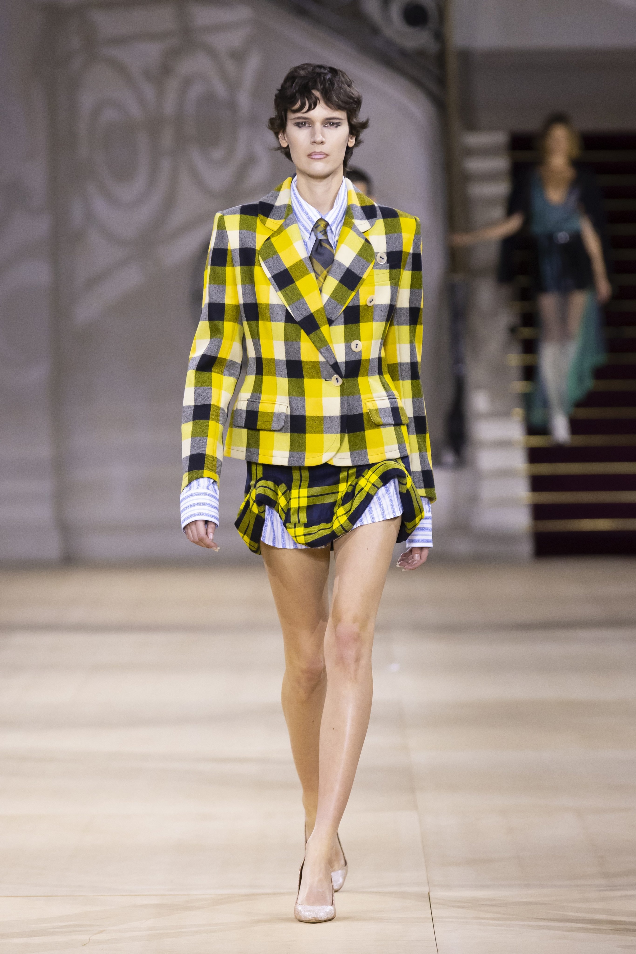 Nel look di Vivienne Westwood by Andreas Kronthaler convivono vistosi quadri colorati con fantasia minimal a righe