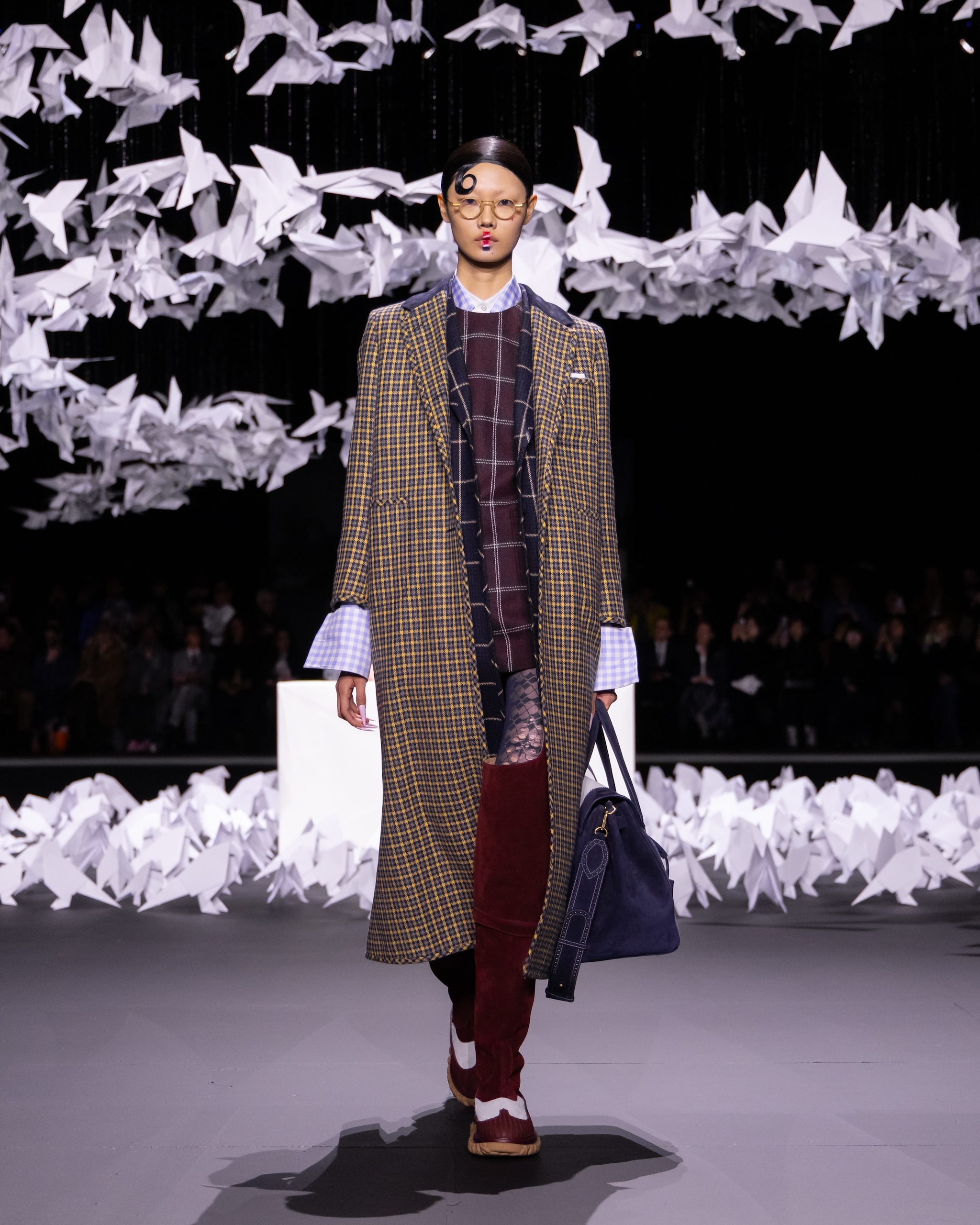 Un look Thom Browne con abbinamenti di fantasie a quadri differenti