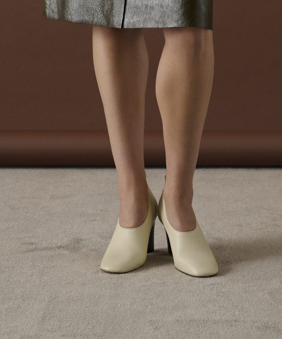 Un modello color crema con scollatura alta Soeur