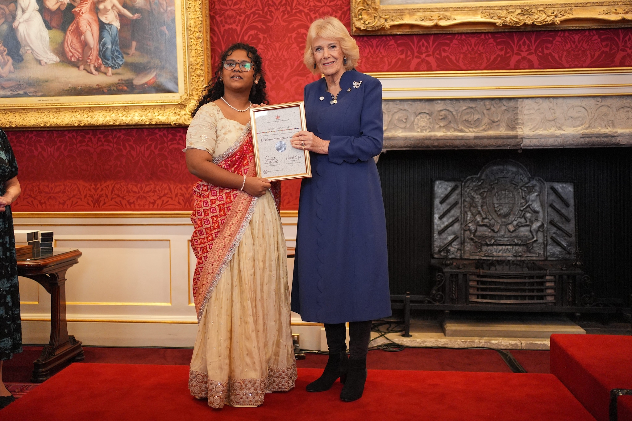 La regina Camilla con l’anello al mignolo