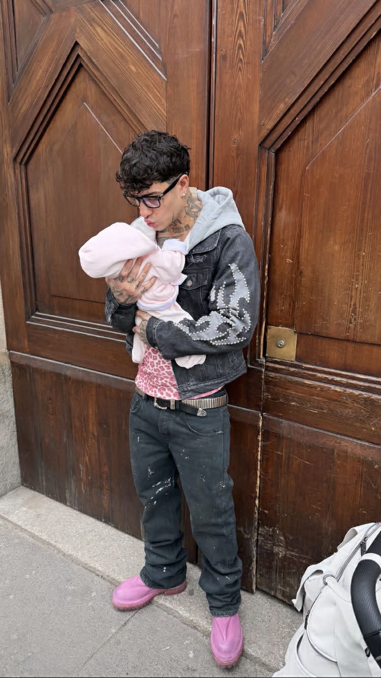 Tony Effe con gli stivali rosa