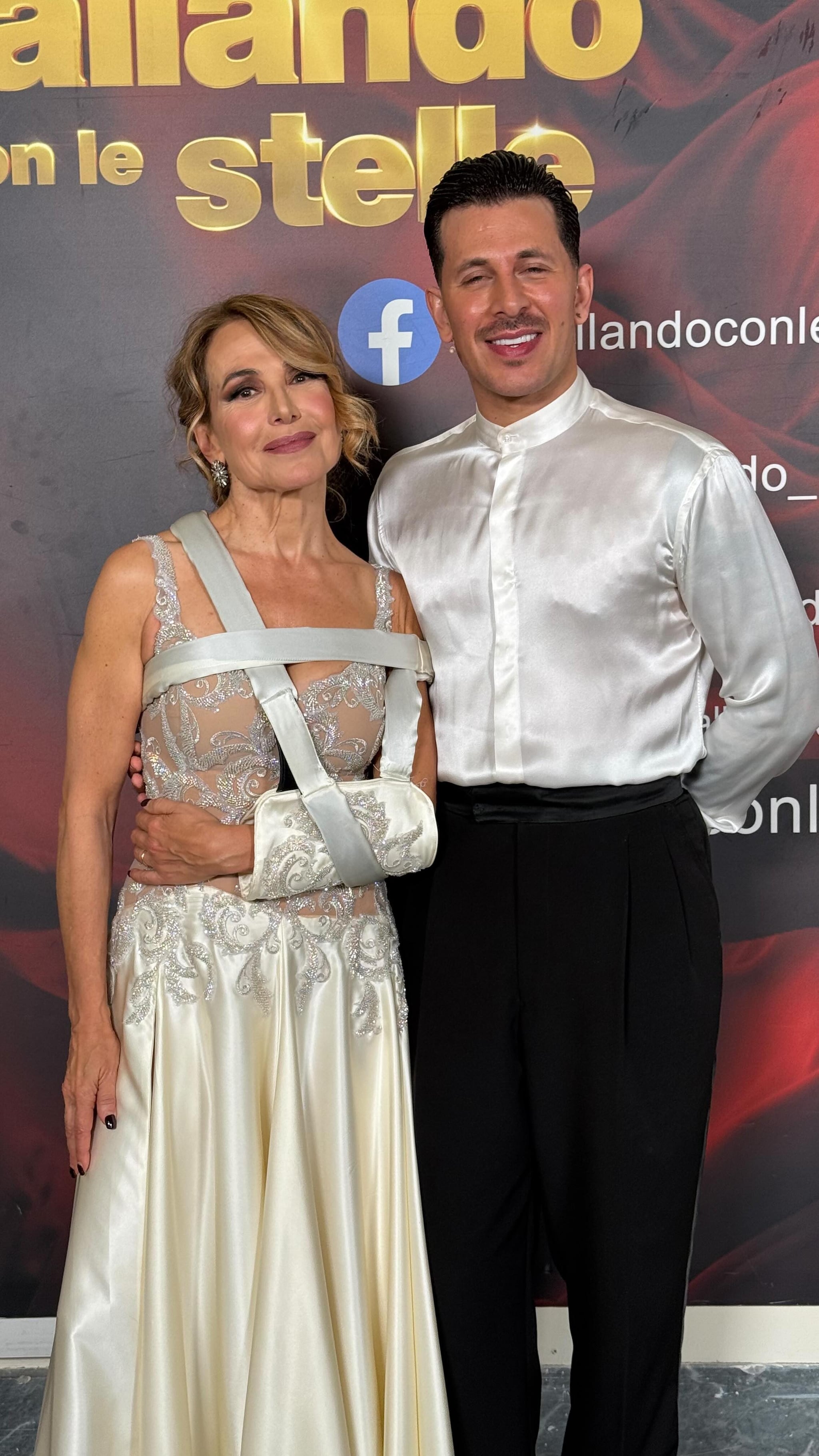 Barbara D’Urso col tutore coordinato all’abito