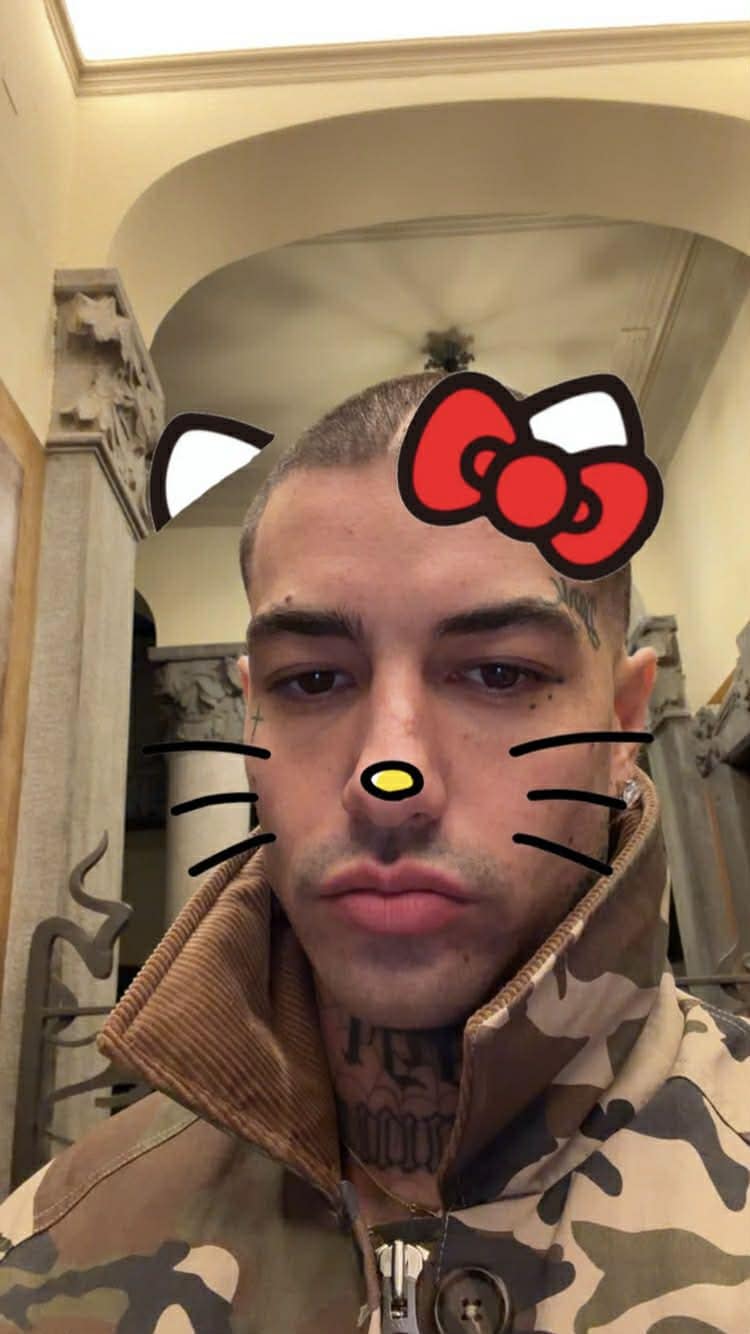 Tony Effe con i capelli rasati