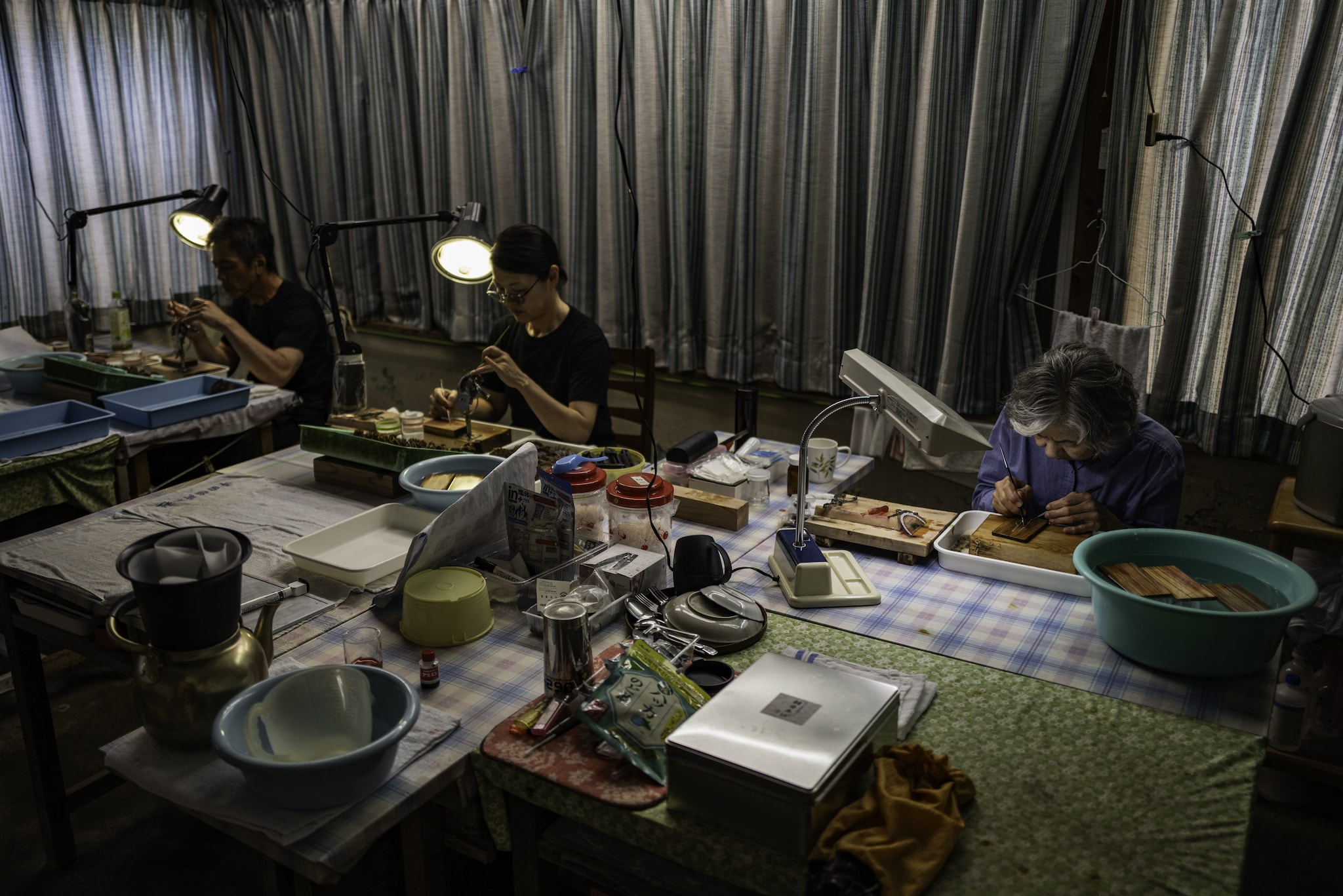 Una famiglia di coltivatori di perle al lavoro nel loro laboratorio, Mie, Giappone