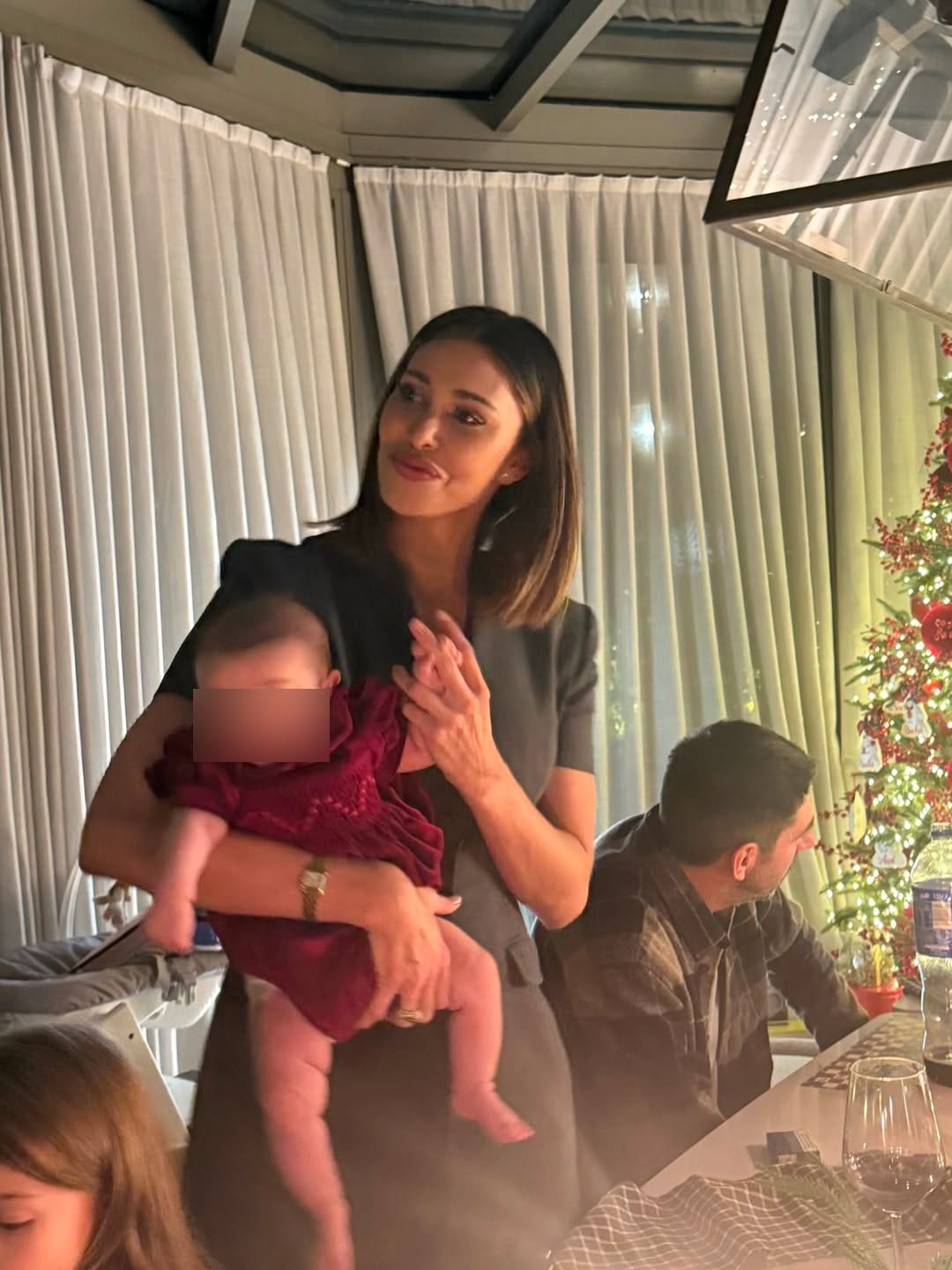 Il look di Belén Rodriguez per la cena della vigilia di Natale