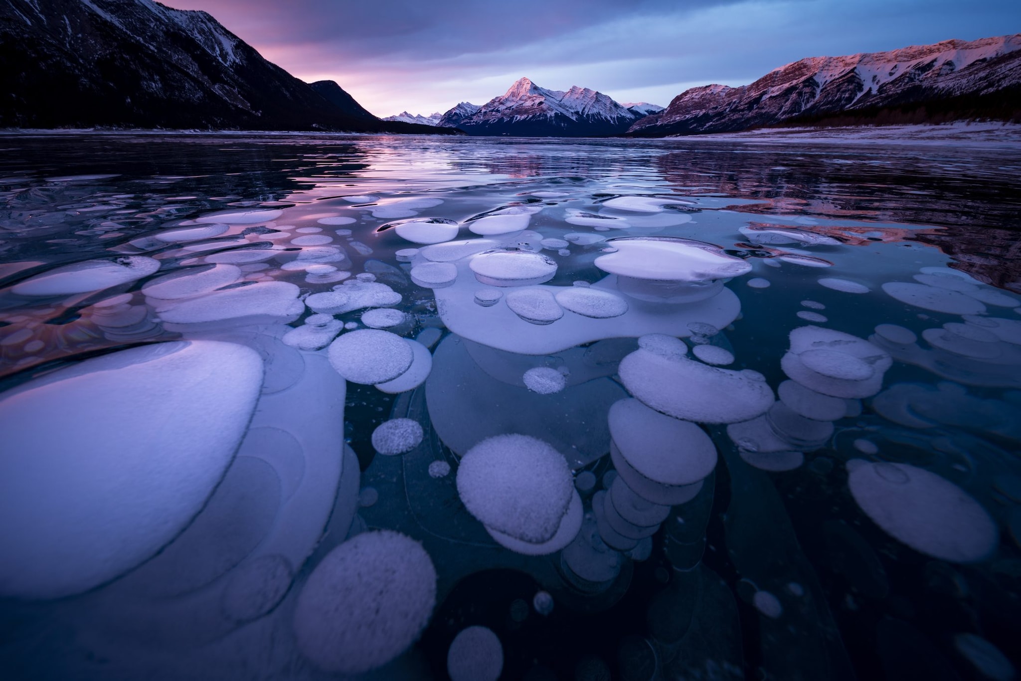 Bolla di ghiaccio e alba al Lago Abraham