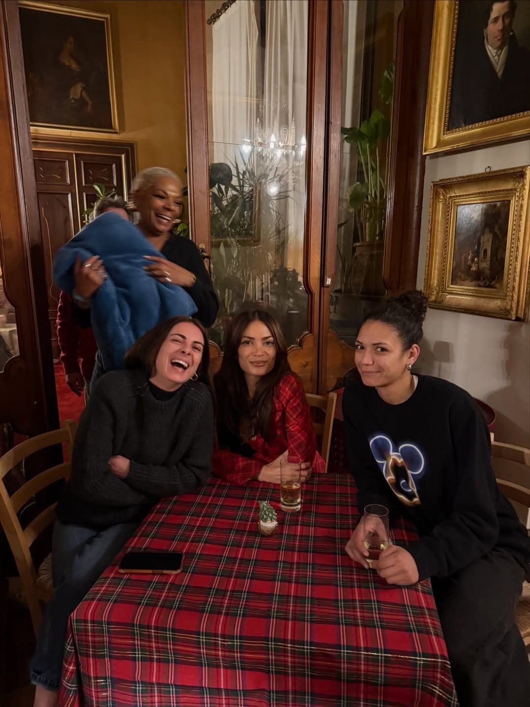 Elodie con la madre e la sorella