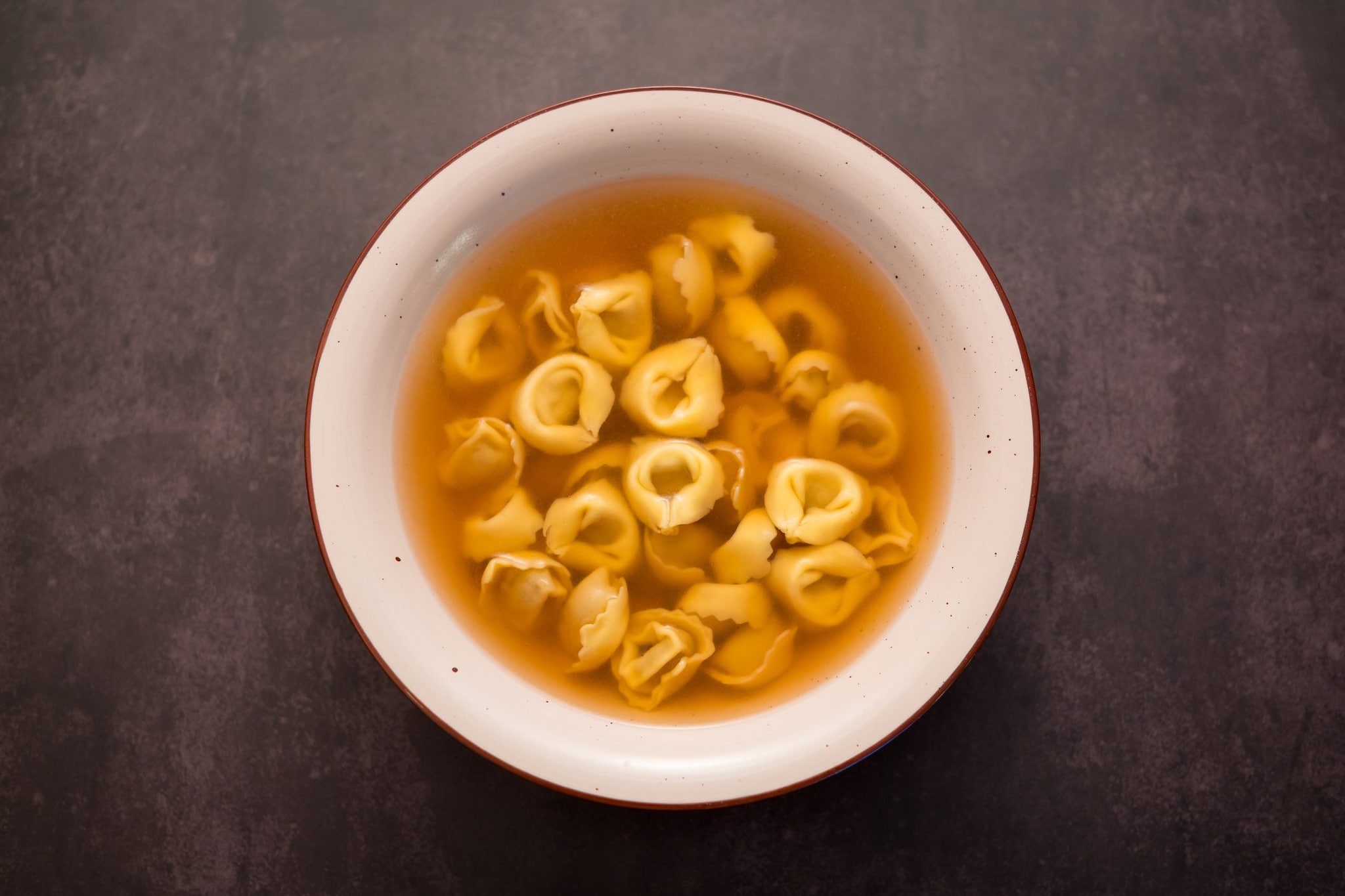 I famosi tortellini in brodo tipici dell’Emilia–Romagna