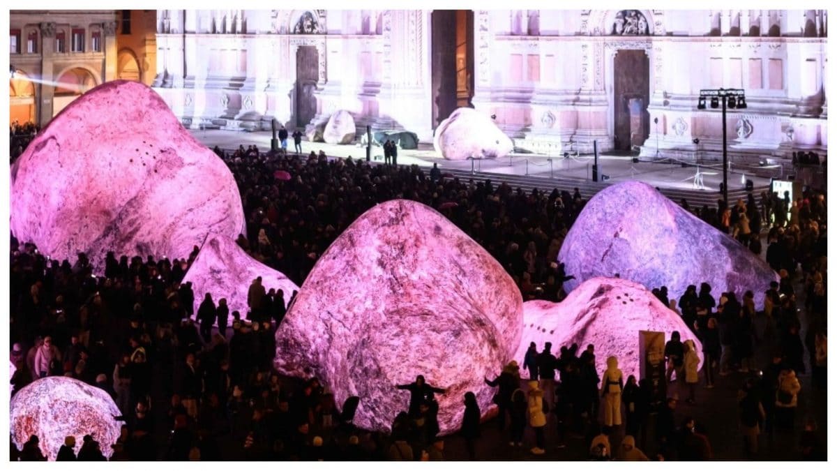I megaliti di Nimrod Weis accesi ieri in Piazza Maggiore a Bologna, foto del Comune di Bologna