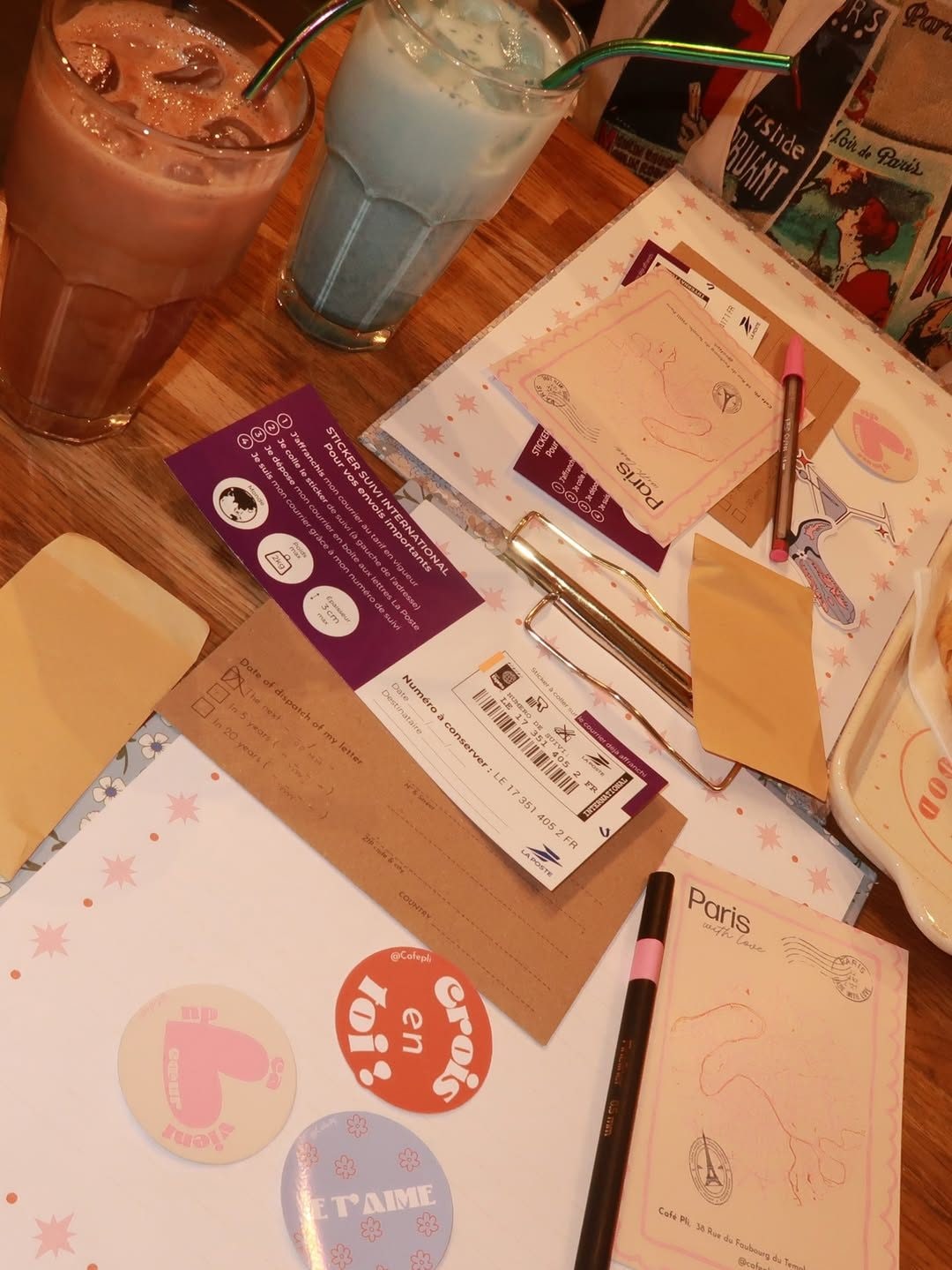 Il kit da usare per scrivere la lettera, Café Pli