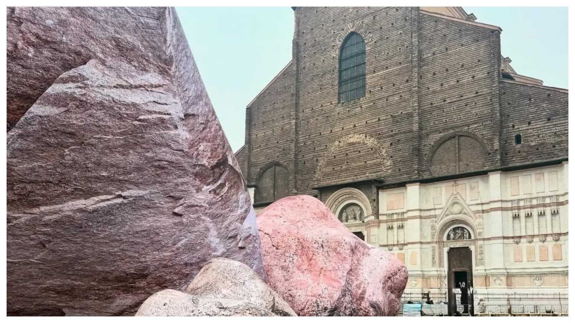 Qual è il significato degli enormi massi a Bologna, l'opera IWAGUMI – Dismisura divide l'opinione pubblica