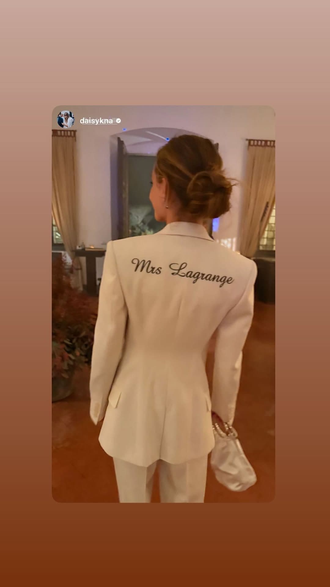 La giacca con il dolce riferimento al neo marito Frankie LaGrange