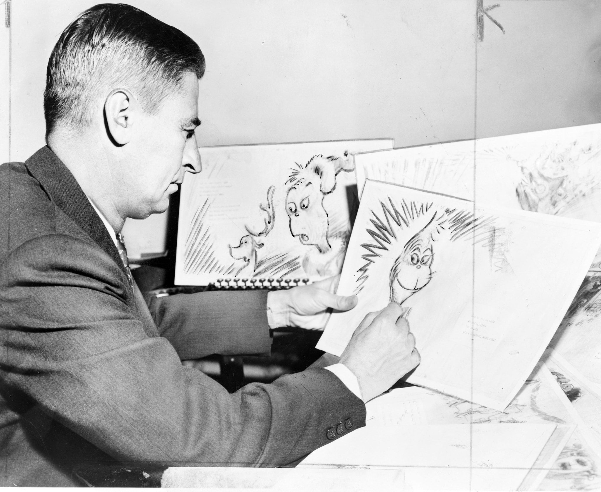 Lo scrittore americano Theodor Seuss Geisel mentre disegna il Grinch