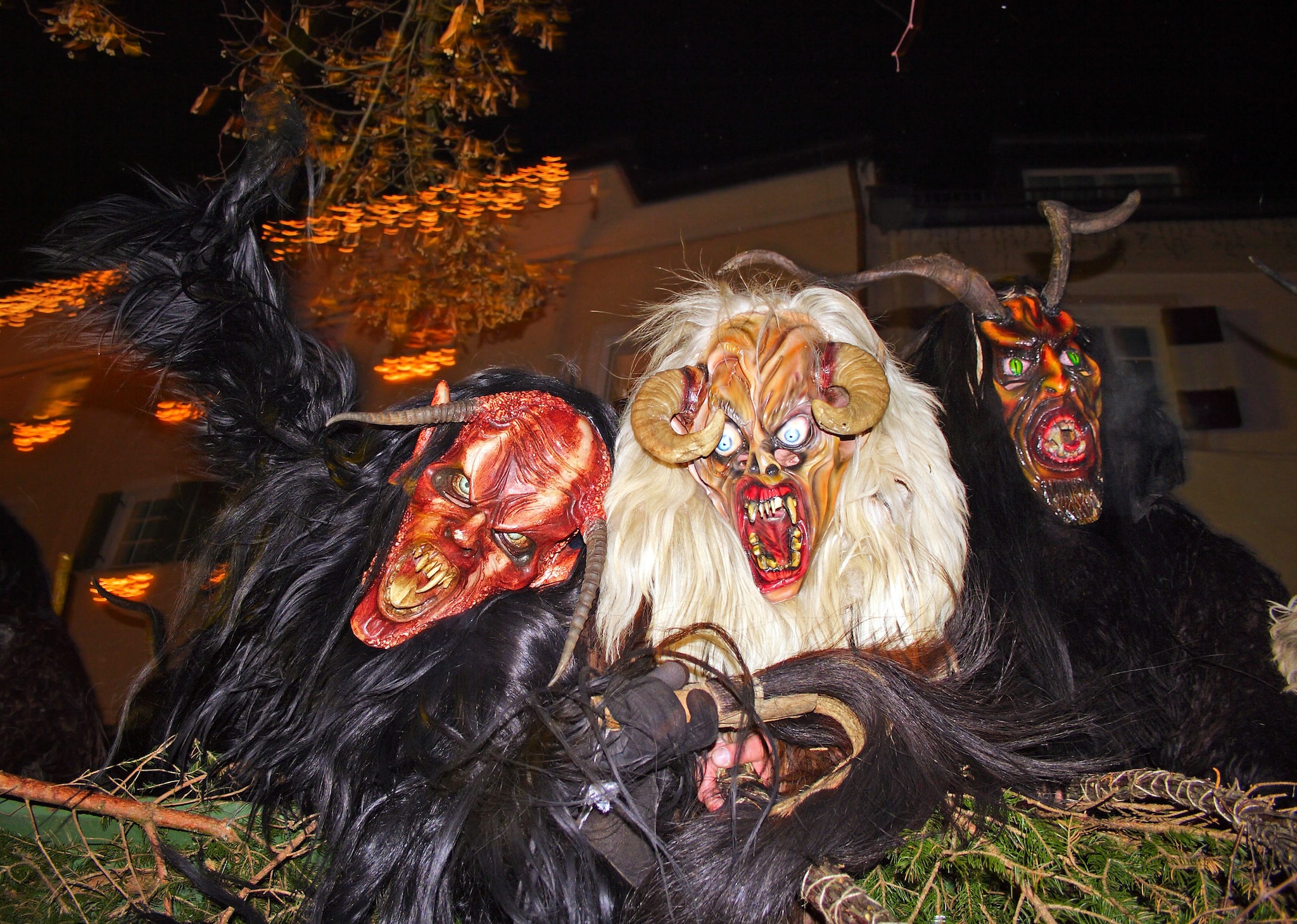 Maschera di Krampus (diavolo) alla processione tradizionale a Zell am See, Austria