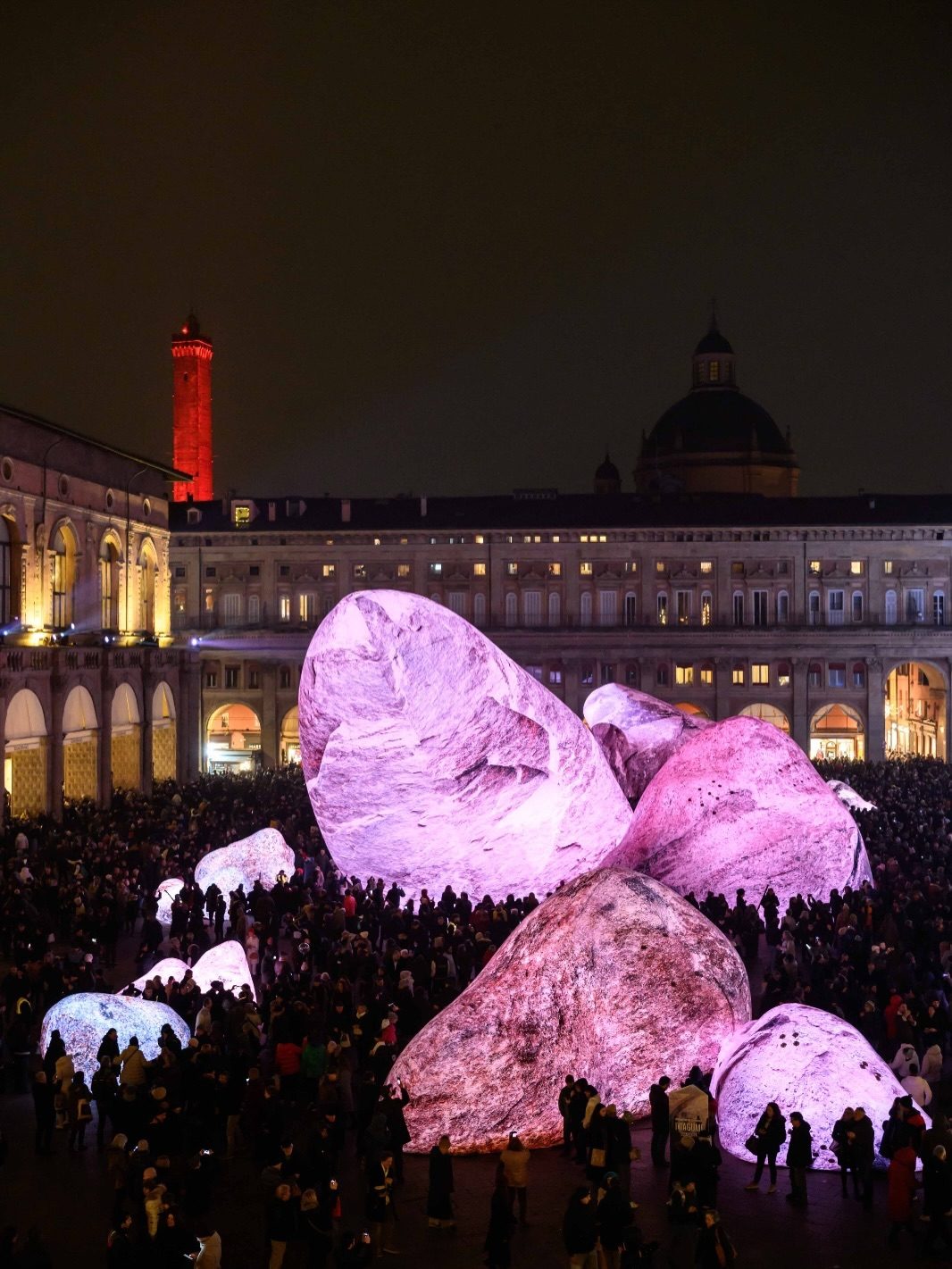 I megaliti di Nimrod Weis illuminati in Piazza Maggiore, foto del comune di Bologna