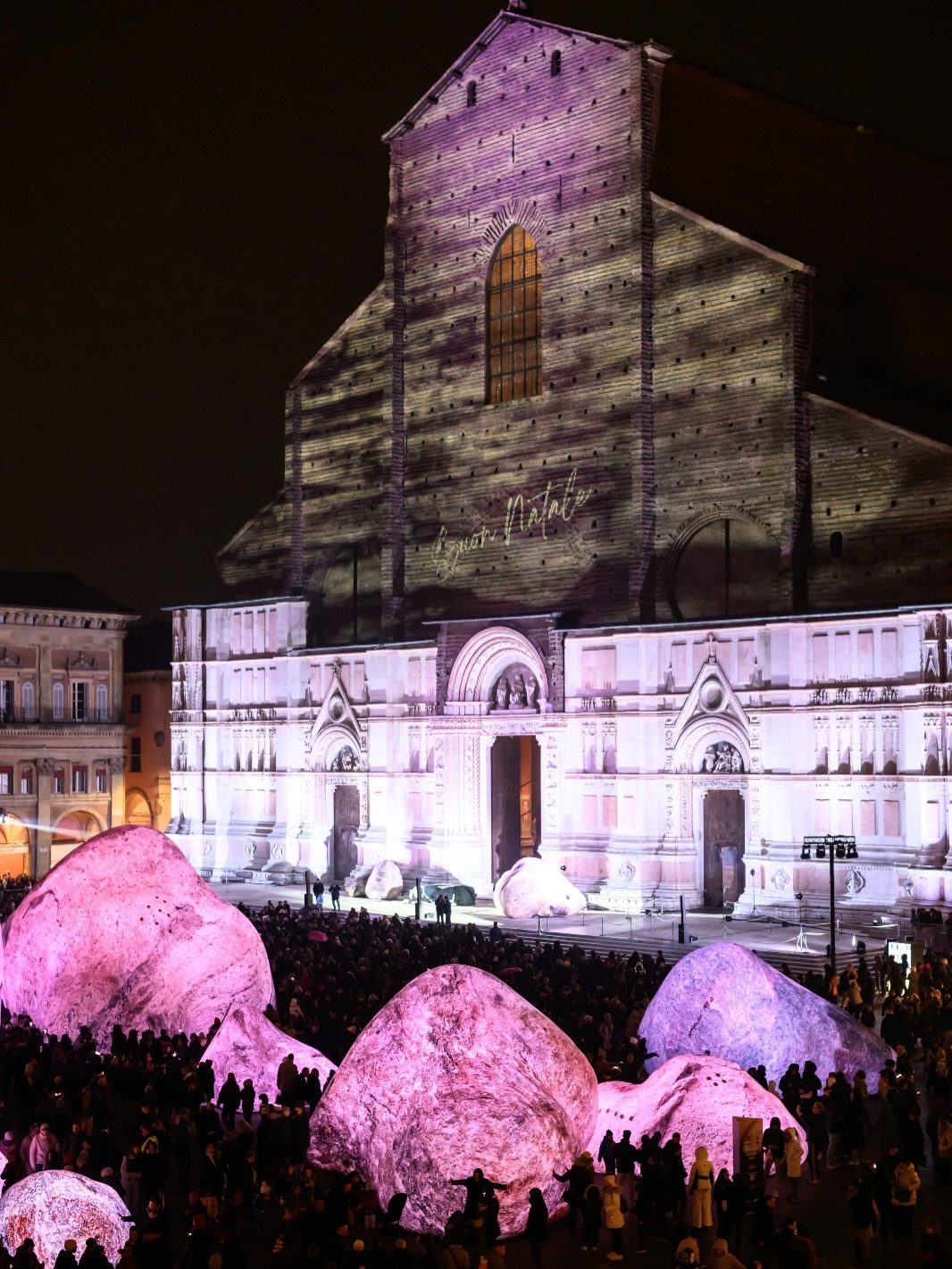 Piazza Maggiore a Bologna illuminata dai 19 megaliti di Nimrod Weis, foto del Comune di Bologna