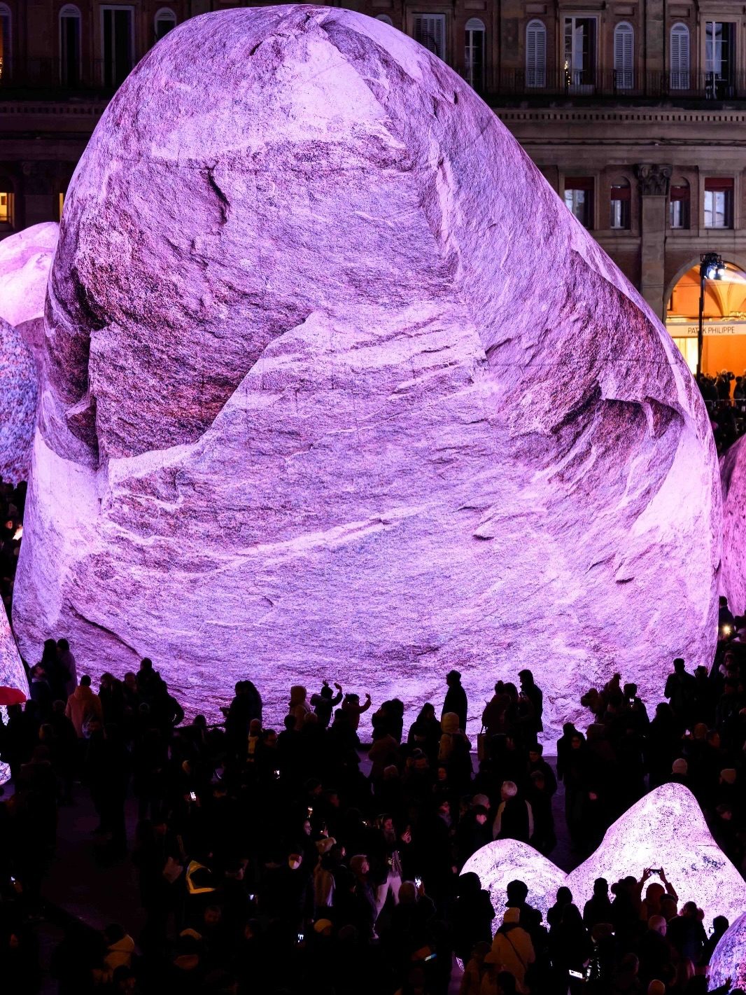 Le persone ammirano uno dei megaliti di Nimrod Weis, foto del comune di Bologna