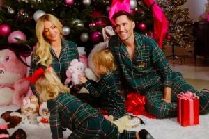 Pigiamacore, addio ai vestiti per le feste: anche le star vogliono stare in pigiama (ma è tutto un bluff)