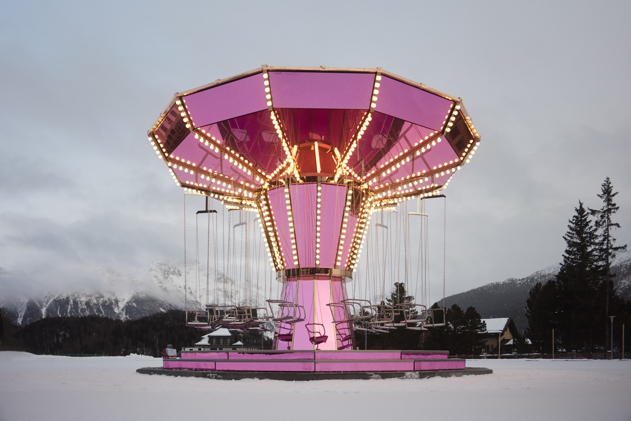 Perché c'è una giostra rosa su una pista di pattinaggio: il significato dell'installazione