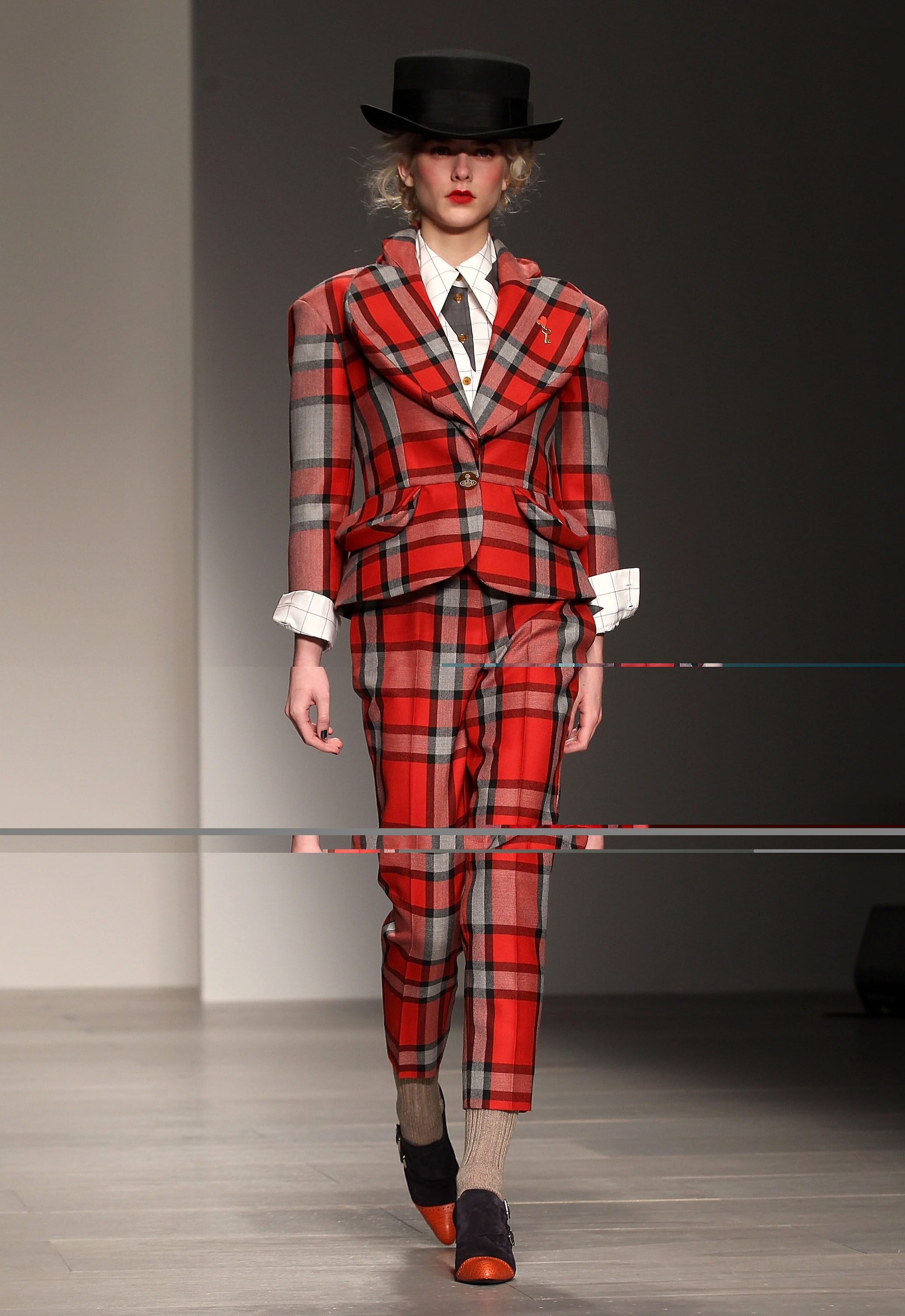 Un look dalla collezione Autunno:Inverno 2014–2015 di Vivienne Westwood