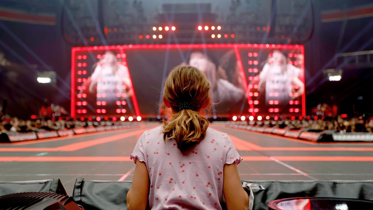Una bambina ammira Taylor Swift al suo concerto