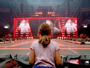 Una-bambina-ammira-Taylor-Swift-al-suo-concerto--300x225.jpg