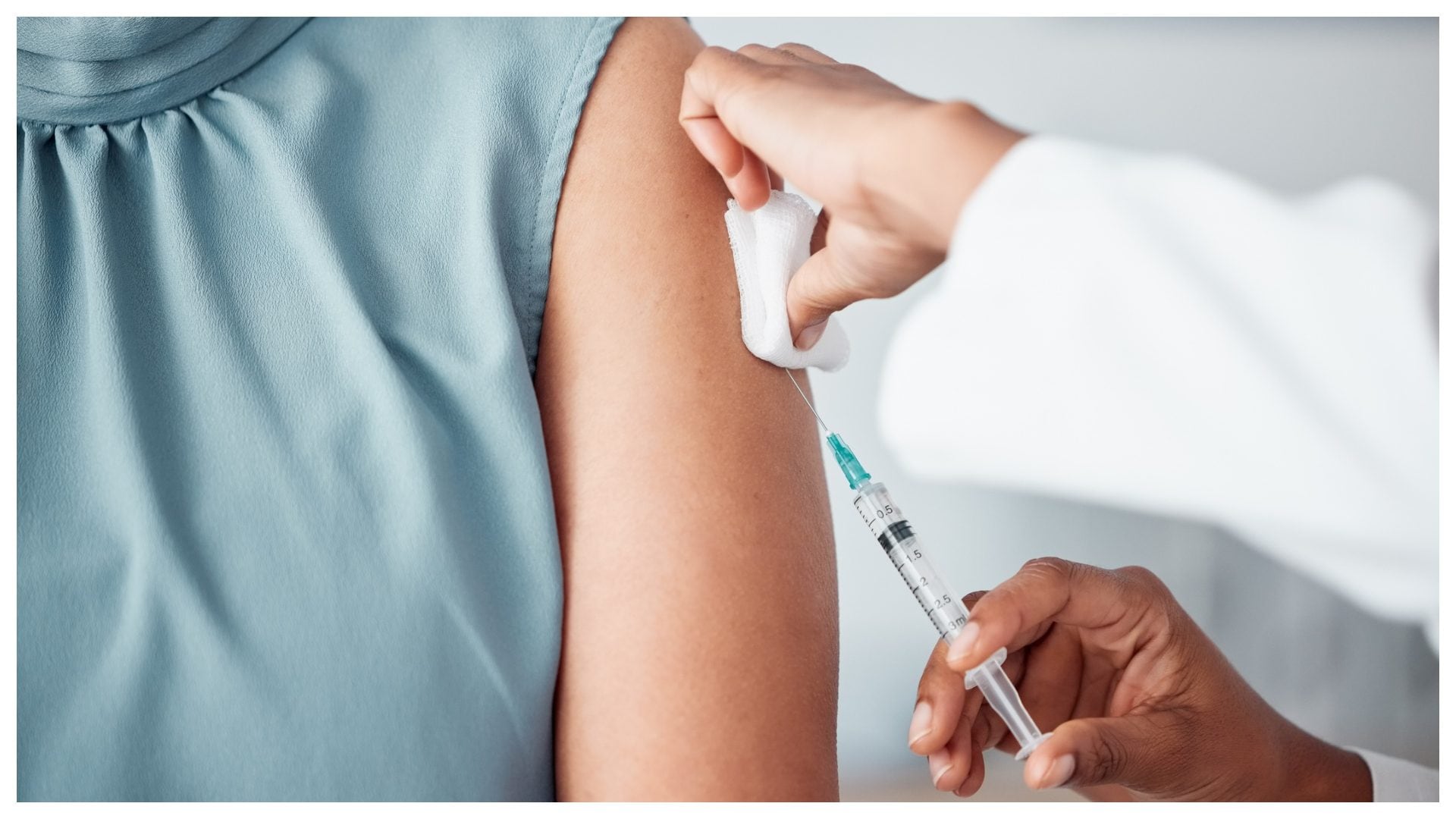 Influenza, infettivologo spiega come proteggersi: "La vaccinazione rimane la strategia più efficace"