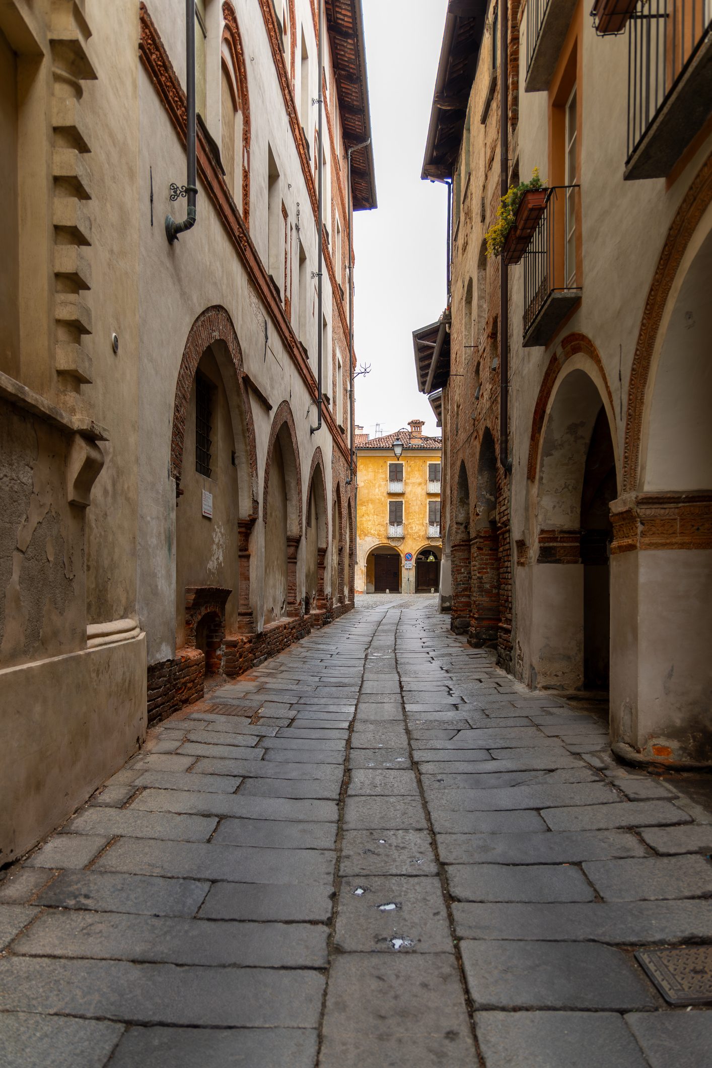 Via dei Portici nel cuore del Borgo del Piazzo a Biella, Piemonte