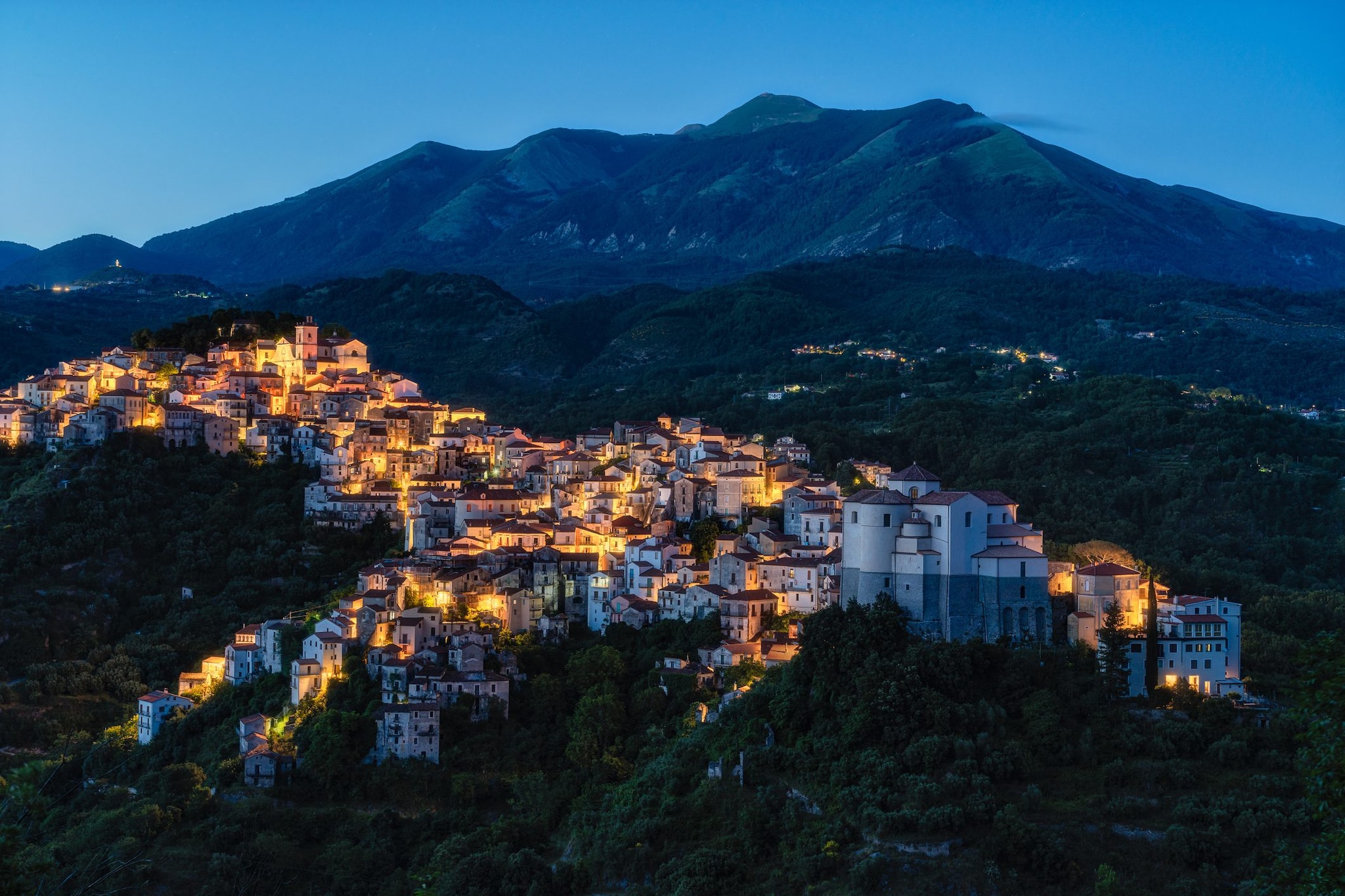 Vista panoramica di Rivello illuminata di sera, Basilicata