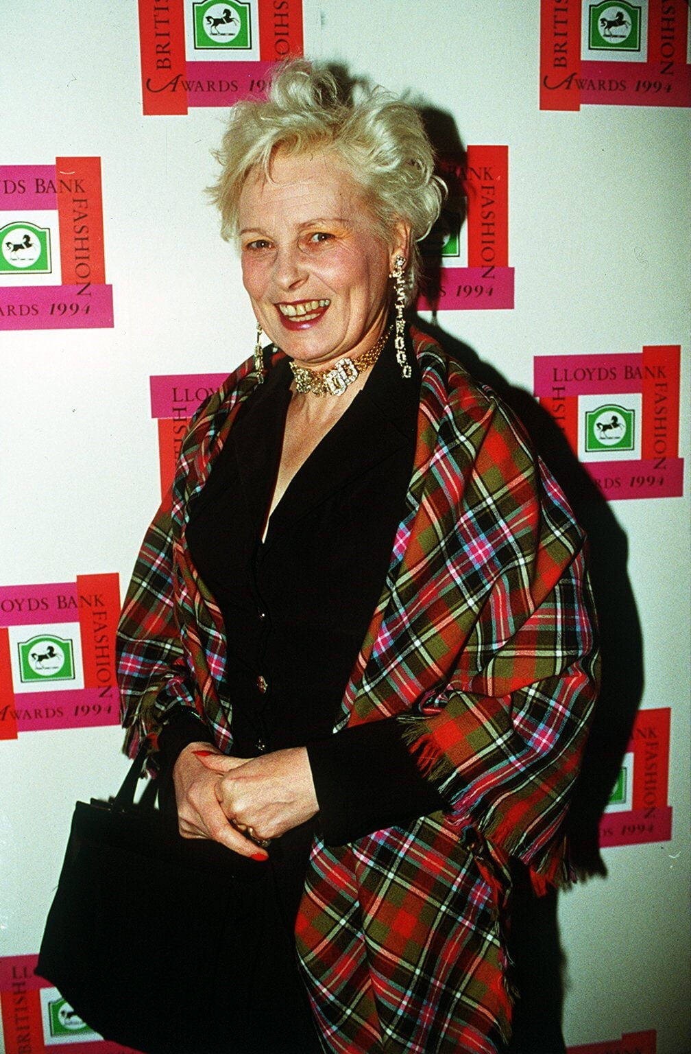 Vivienne Westwood con scialle in tartan nel 1994