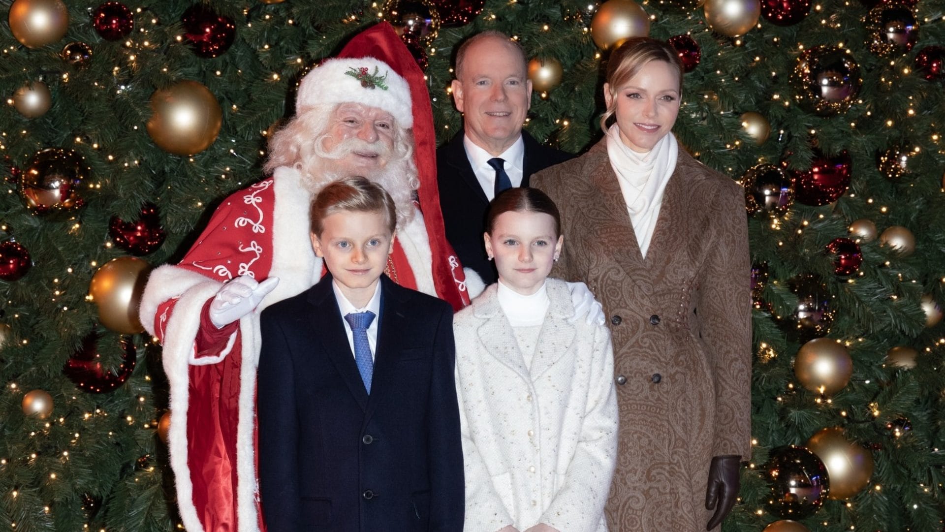 I principi di Monaco accendono le luci di Natale: Jacques e Gabriella vestono coordinati a mamma e papà