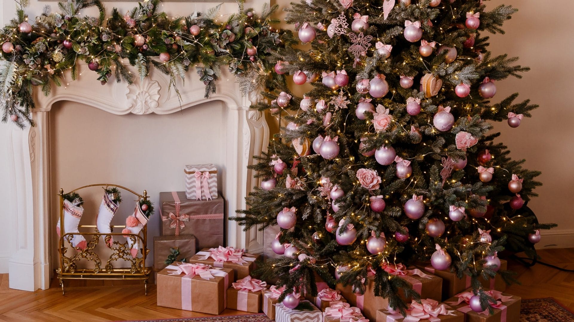 Addio albero di Natale rosso: quest'anno champagne e rosa sono i colori di tendenza per gli addobbi