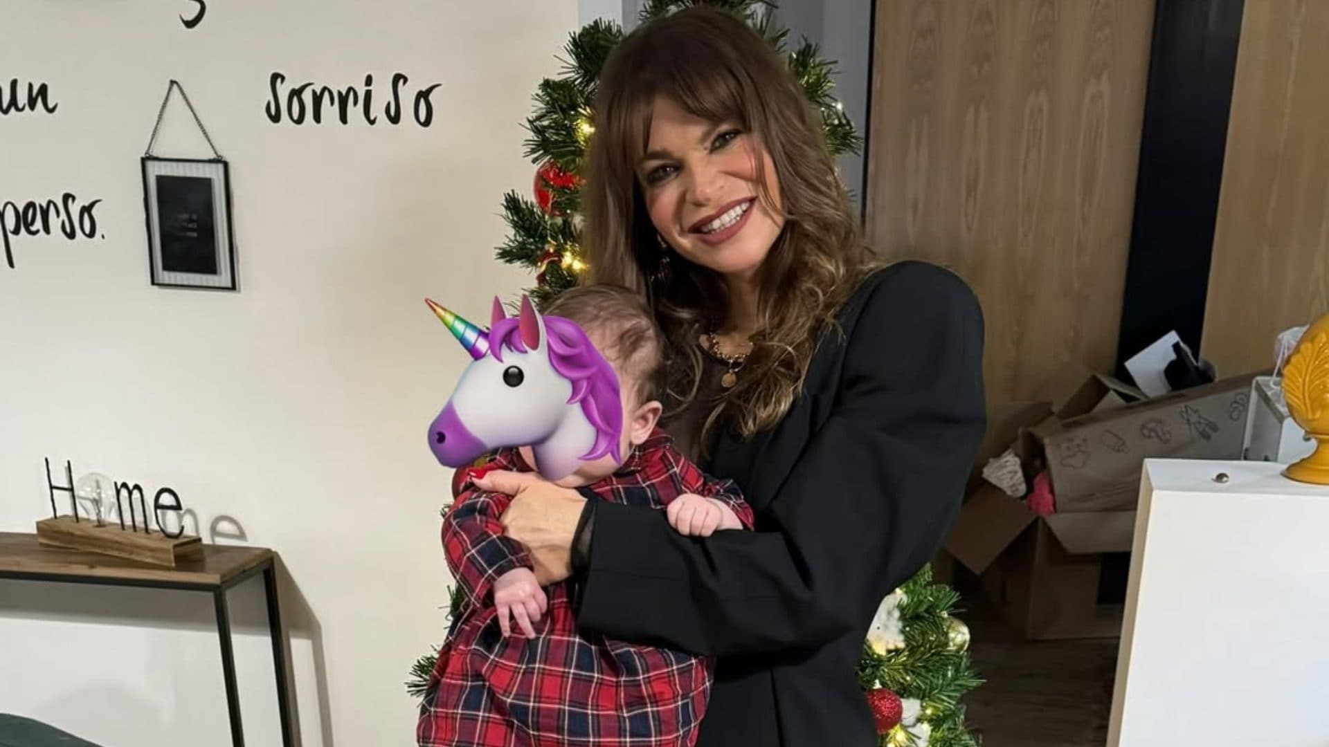 La figlia di Alessandra Amoroso veste a tema natalizio: prime feste da mamma con Penny