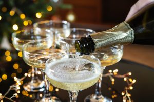 Quanto costa la spesa di Natale: aumenta il prezzo delle lenticchie, spumante è il prodotto più caro