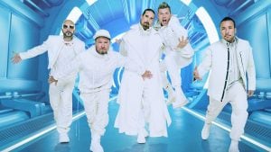 Il ritorno dei Backstreet Boys: tutti in bianco per riprodurre gli iconici look di I Want It That Way