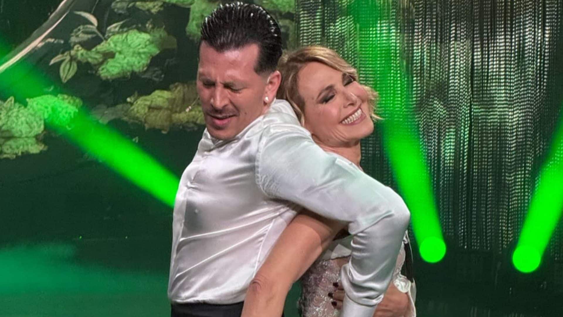 Barbara D’Urso a Ballando con le Stelle dopo l’incidente: il tutore è di raso scintillante come l'abito