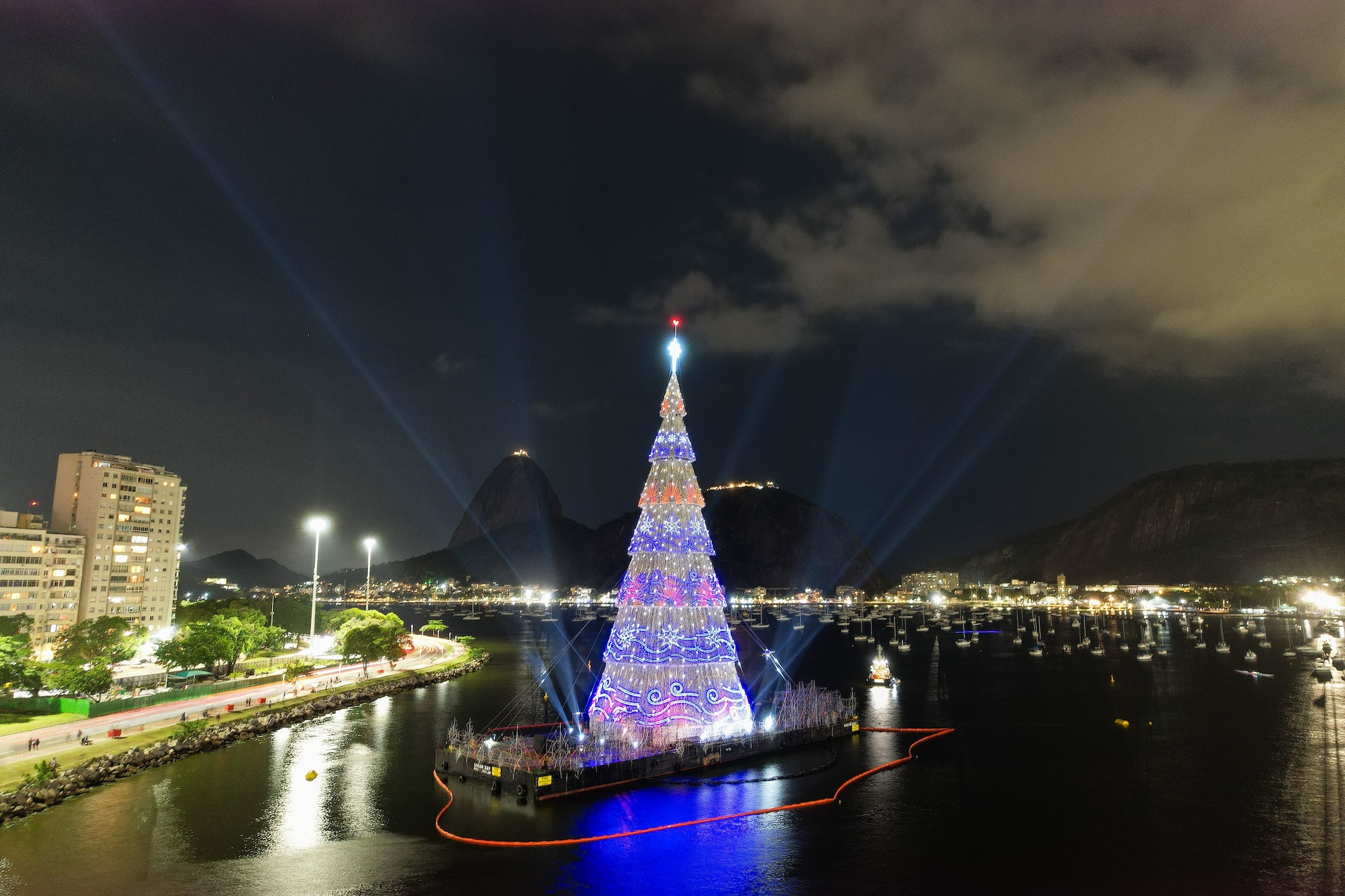 I 10 alberi di Natale più belli del mondo, dal più grande a quello che galleggia sull'acqua