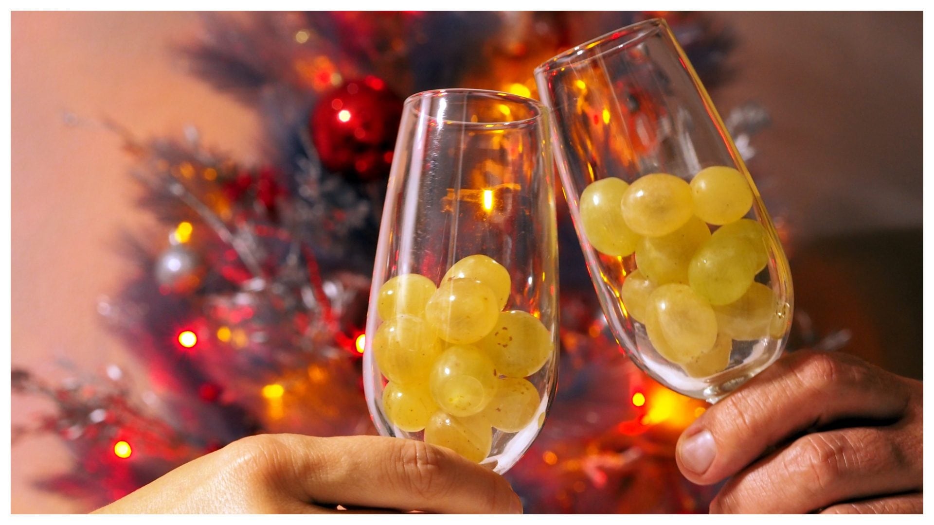 Dalle palle infuocate al brindisi con le ceneri, quali sono le tradizioni più strane di Capodanno