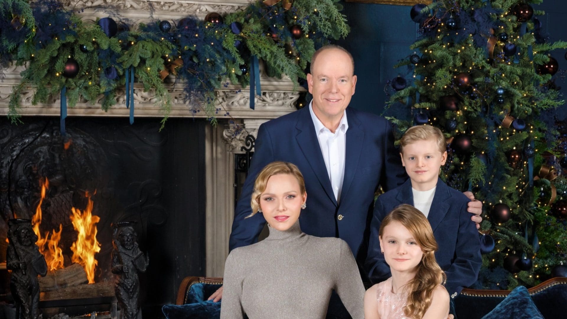 La cartolina di Natale dei reali di Monaco: addobbi blu e bronzo per le feste del 2025