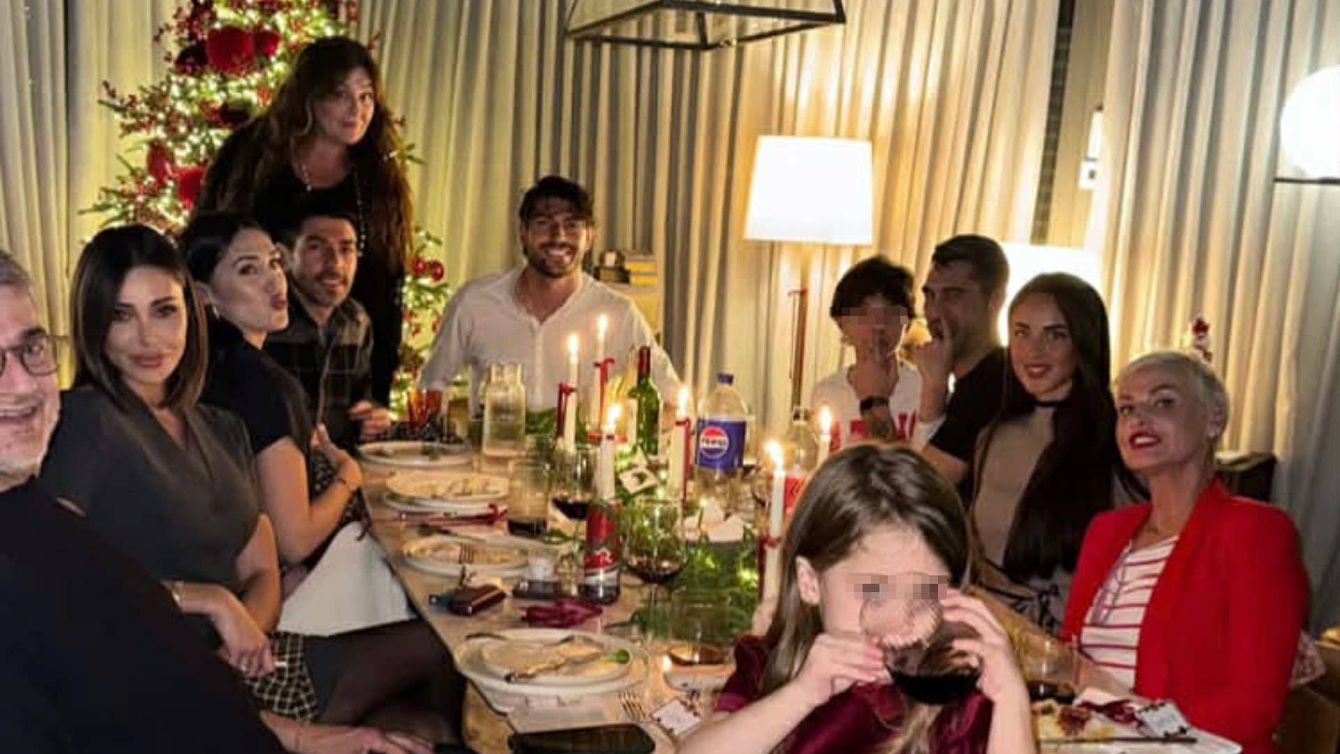 La cena di Natale a casa di Cecilia Rodriguez: segnaposti tartan e un enorme centrotavola illuminato